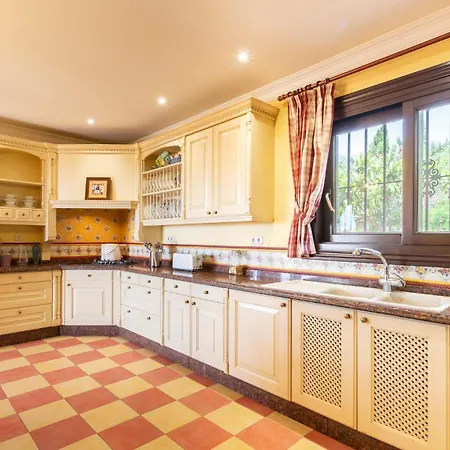 Semesterbostad Beautiful In With Wifi, Outdoor Swimming Pool And Swimming Pool Marbella