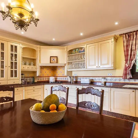 Beautiful In With Wifi, Outdoor Swimming Pool And Swimming Pool Semesterbostad